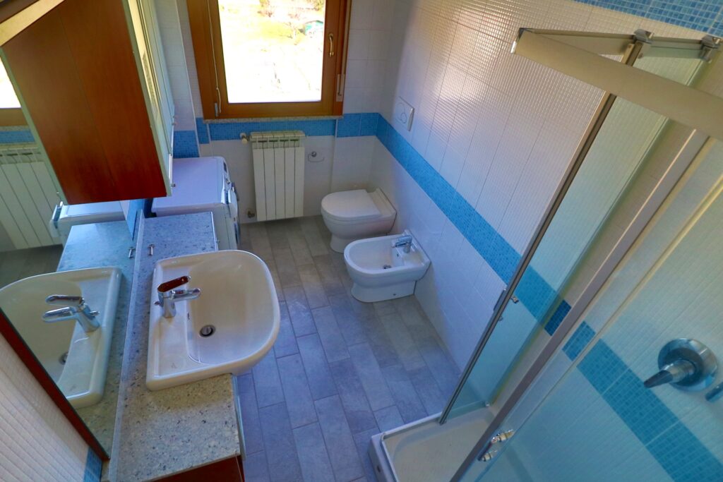 bagno finestrato con doccia e attacco lavatrice