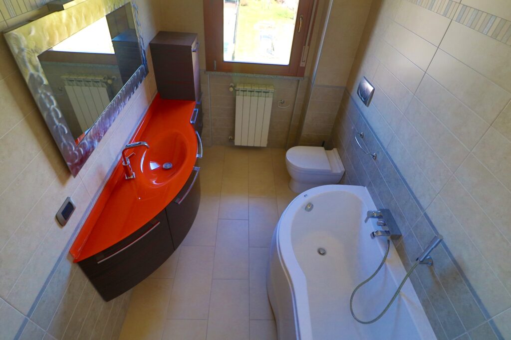 bagno finestrato con vasca