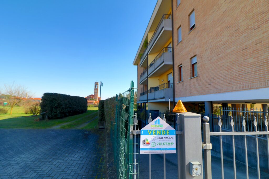 palazzina con cartello vendesi